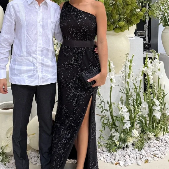 Elegant Black One-Shoulder Gown